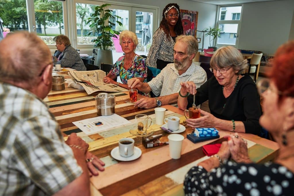 thee-koffie-drinken-krantje-lezen