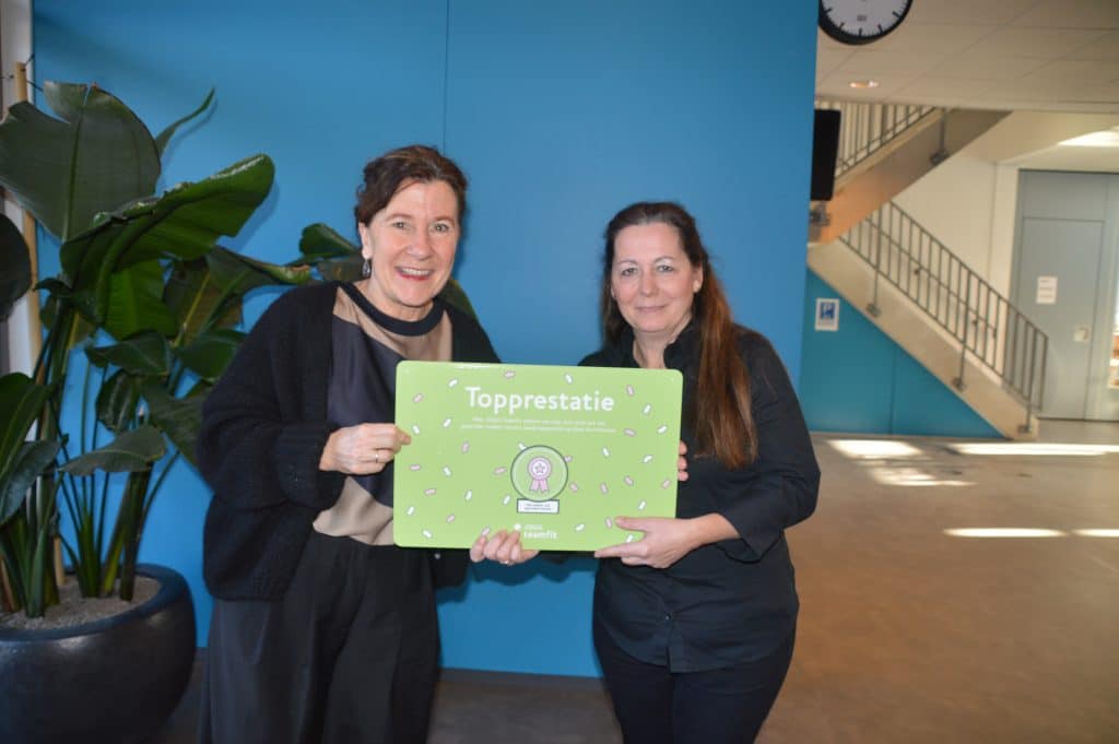 Wethouder Marcelle Hendrickx (l) en Wilma Selier-de Veth, beheerder bij wijkcentrum Het Spoor, met de ‘Topprestatie Badge Gezonde Voeding’