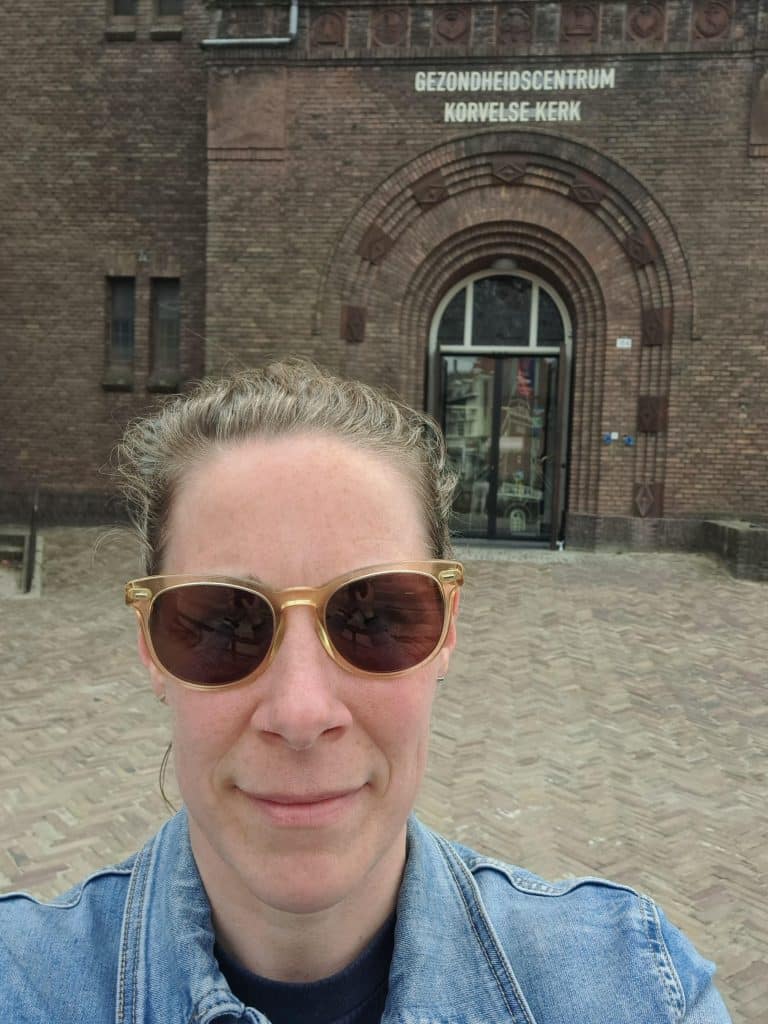 Sanne van der Stoom, sociaal makelaar ContourdeTwern voor de huisartsenpraktijk in Korvel, Tilburg. Zij verhuisde onlangs naar een práchtig verbouwde kerk op het Korvelplein.