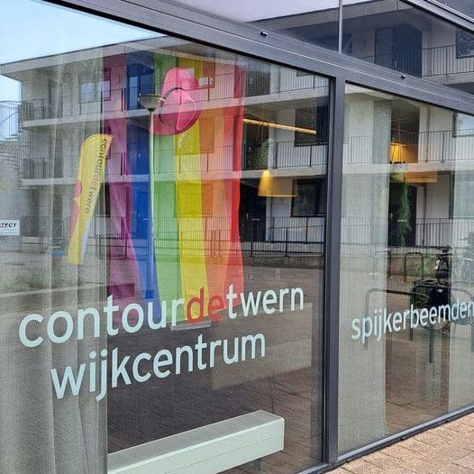 De regenboogvlag hangt bij wijkcentrum Spijkerbeemden in Tilburg om te laten zien dat iedereen welkom is en zichzelf mag zijn.