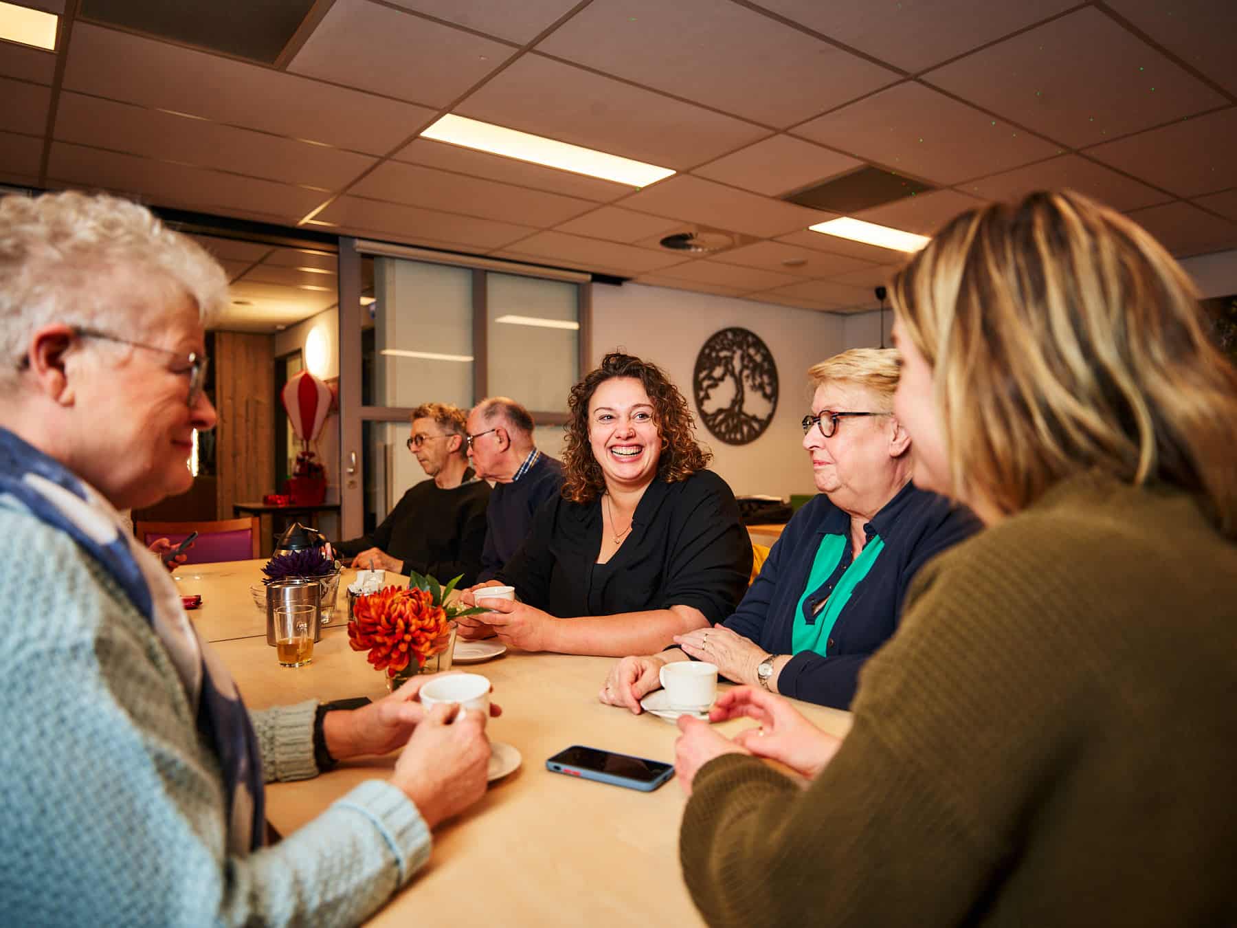 Melanie in overleg met de - word vrijwilliger op jouw manier