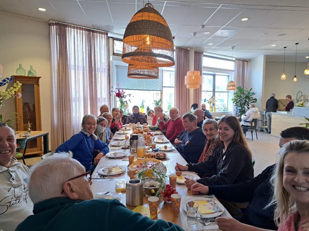 Bewoners aan tafel bij de lunchgroep