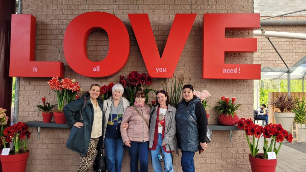 Vrijwilligers Esther en Susanne op de foto met Oekraiense bewoners van de opvanglocatie in Tilburg
