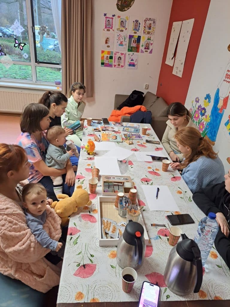 Moeders aan tafel tijdens de bijeenkomsten. In gesprek over opvoeden bij Ruimhartig.