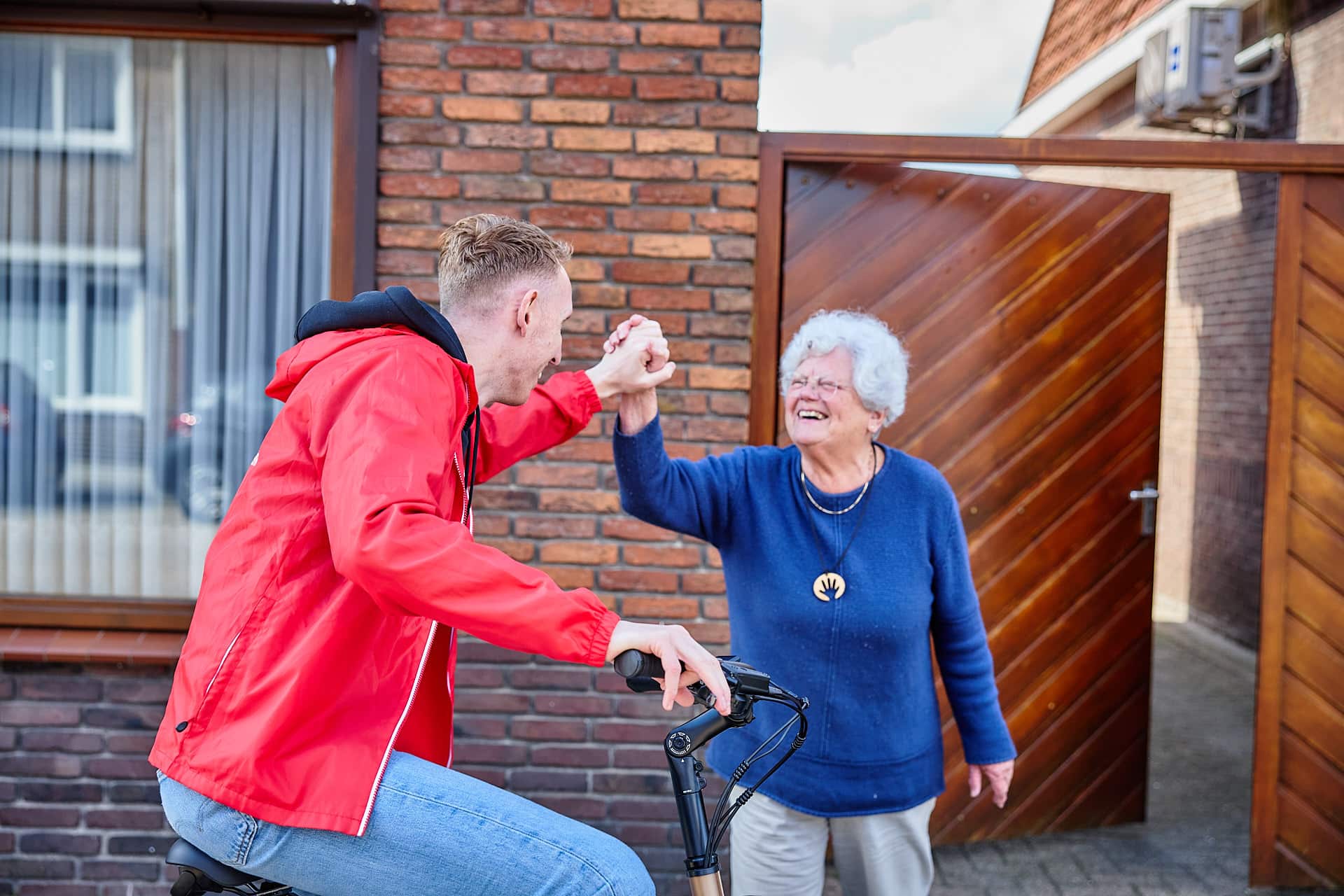 Sociaal Werker groet bewoner op straat